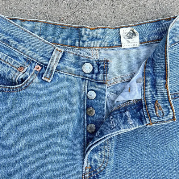 Vintage 90s Medium Wash Red Tab Levi's. Made in USA. 25"W - Picture 3 of 8